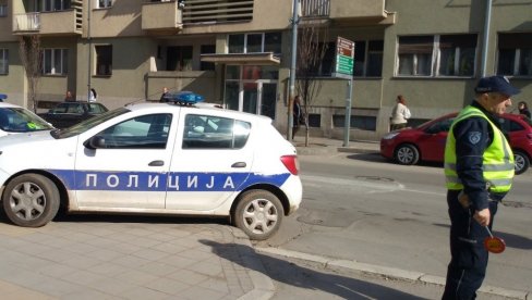 DETALJI TEŠKE NESREĆE NA PUTU BUĐANOVCI‒PEĆINCI: Vozilo sletelo u kanal - Poginuli supružnici, žena koja je vozila pežo smrti povređena DETALJI TEŠKE NESREĆE NA PUTU BUĐANOVCI‒PEĆINCI: Vozilo sletelo u kanal - Poginuli supružnici, žena koja je vozila pežo smrti povređena