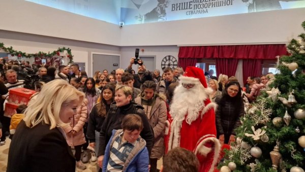 ПАЖЊА НАДЛЕЖНОГ МИНИСТАРСТВА: Пакетићи за децу из лесковачких хранитељских породица