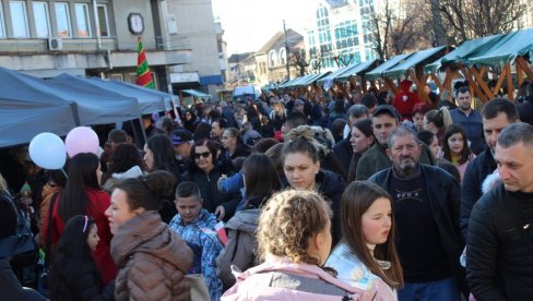 ДЕВЕТИ НОВОГОДИШЊИ БАЗАР: Забава за најмлађе пред Нову годину