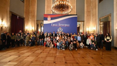 НЕ ПОСТОЈИ ЛЕПШИ МОМЕНАТ: Шапић доделио финансијску помоћ Града Београда родитељима тројки, четворки и дуплих близанаца