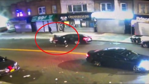 (UZNEMIRUJUĆE): Trojica muškaraca likvidirala majku u kolima i ranili još jednu osobu u NJujorku (VIDEO) (UZNEMIRUJUĆE): Trojica muškaraca likvidirala majku u kolima i ranili još jednu osobu u NJujorku (VIDEO)