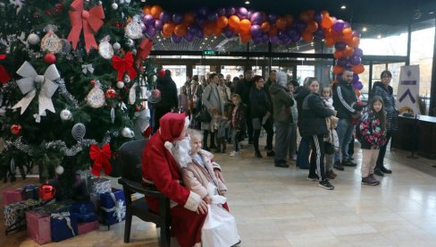 ПРАЗНИЧНЕ РАДОСТИ: Почела подела новогодишњих пакетића смедеревским малишанима (ФОТО) ПРАЗНИЧНЕ РАДОСТИ: Почела подела новогодишњих пакетића смедеревским малишанима (ФОТО)