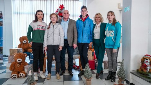 SVIMA ISTA ŠANSA: U Loznici organizovan prijem za učenike u lošem materijalnom položaju SVIMA ISTA ŠANSA: U Loznici organizovan prijem za učenike u lošem materijalnom položaju