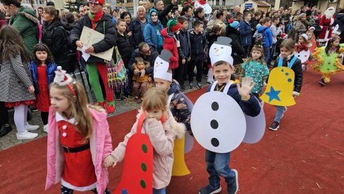 “PRAZNIČNA ČAROLIJA”: U Ugljeviku uz poklone i karneval počeli sa obeležavanjem praznika