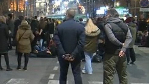 MALTRETIRAJU BEOGRAĐANE PRED NOVU GODINU: Nove blokade ulica od strane poraženih političara bivše vlasti MALTRETIRAJU BEOGRAĐANE PRED NOVU GODINU: Nove blokade ulica od strane poraženih političara bivše vlasti