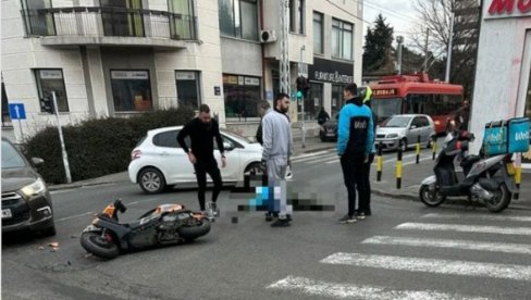 OBOREN DOSTAVLJAČ NA MOTORU: Leži nepomično na zemlji, uviđaj u toku OBOREN DOSTAVLJAČ NA MOTORU: Leži nepomično na zemlji, uviđaj u toku