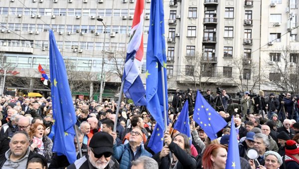 БРИТАНЦИ СЕ МЕШАЈУ У ПРОТЕСТЕ У БЕОГРАДУ: Прижељкују Мајдан, уживо преносе скуп који је доживео дебакл (ФОТО)