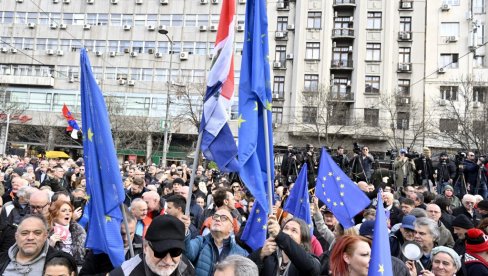 BRITANCI SE MEŠAJU U PROTESTE U BEOGRADU: Priželjkuju Majdan, uživo prenose skup koji je doživeo debakl (FOTO)