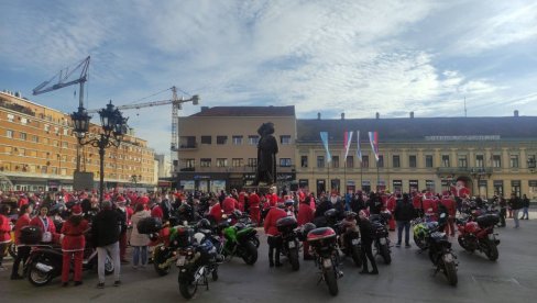 СЛАТКИШИ ОД ДЕДА МРАЗА СА ДВОТОЧКАША : Новосадски мотоцилисти вожњом градским улицама делили пакетиће (ФОТО)