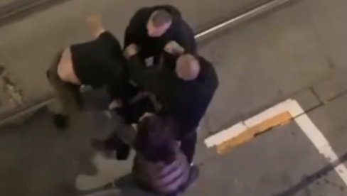МИЛИЦИЈА, ТУКУ МИ ЖЕНУ: Радници обезбеђења претукли брачни пар испред коцкарнице у Београду (ВИДЕО) МИЛИЦИЈА, ТУКУ МИ ЖЕНУ: Радници обезбеђења претукли брачни пар испред коцкарнице у Београду (ВИДЕО)