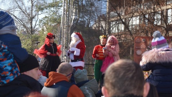 У КИКИНДУ СТИГЛА ДЕЧЈА НОВА ГОДИНА: Мали Кикинђани славили у подне  (ФОТО/ВИДЕО)