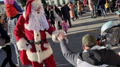 SUNČANA NOVOGODIŠNJA BAJKA U CENTRU: U Zrenjaninu ispratili 2023. uz tradicionalni program za najmlađe (FOTO)