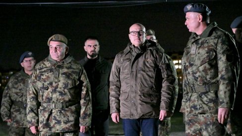 ЧУВАЈУ НАШУ ДРЖАВУ И МИР: Министар Вучевић у новогодишњој ноћи обишао дежурну јединицу ПВО (ФОТО) ЧУВАЈУ НАШУ ДРЖАВУ И МИР: Министар Вучевић у новогодишњој ноћи обишао дежурну јединицу ПВО (ФОТО)