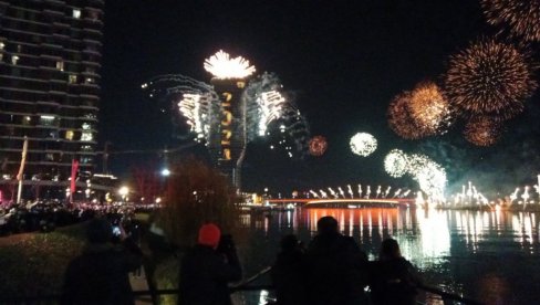 SPEKTAKULARAN ULAZAK U NOVU 2024. Vatromet sa Beograda na vodi zadivio Beograđane (FOTO) SPEKTAKULARAN ULAZAK U NOVU 2024. Vatromet sa Beograda na vodi zadivio Beograđane (FOTO)