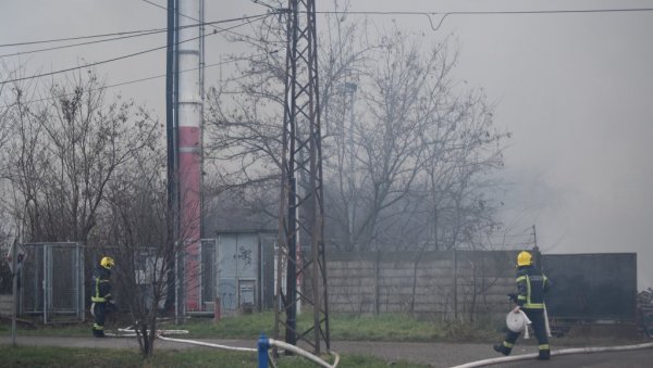 ВЕЛИКИ ПОЖАР У НОВОГОДИШЊОЈ НОЋИ У КИКИНДИ: Гашење још траје, јак мирис изгореле пластике осети се у Микронасељу (ФОТО)