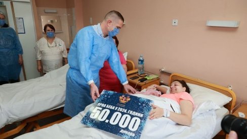 ДЕВОЈЧИЦА ПРВА БЕБА У КИКИНДИ: Миона поранила, а град је даровао са 50.000 динара (ФОТО) ДЕВОЈЧИЦА ПРВА БЕБА У КИКИНДИ: Миона поранила, а град је даровао са 50.000 динара (ФОТО)