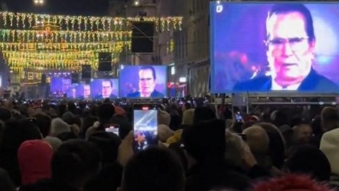 ТИТО СЕ ОБРАТИО САРАЈЛИЈАМА НА ДОЧЕКУ НГ: Маса у делиријуму - није шала, видите снимак! Па, ко је то дозволио?! ТИТО СЕ ОБРАТИО САРАЈЛИЈАМА НА ДОЧЕКУ НГ: Маса у делиријуму - није шала, видите снимак! Па, ко је то дозволио?!