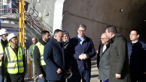 PREDSEDNIK NAJAVIO NOVA ULAGANJA: Gradiće se novi putevi, ali u planu je izdvajanje novca za etno kuće i salaše PREDSEDNIK NAJAVIO NOVA ULAGANJA: Gradiće se novi putevi, ali u planu je izdvajanje novca za etno kuće i salaše