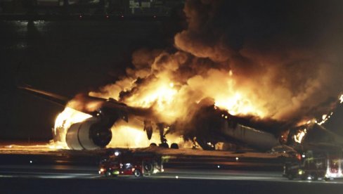 NOVI DETALJI HAOSA U TOKIJU: Vatra progutala avion, od njega nije ostalo skoro ništa, poznato u kakvom su stanju putnici (FOTO/VIDEO) NOVI DETALJI HAOSA U TOKIJU: Vatra progutala avion, od njega nije ostalo skoro ništa, poznato u kakvom su stanju putnici (FOTO/VIDEO)