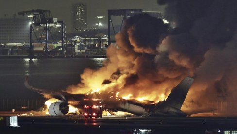 USPELI DA PREVARE SMRT: Kako je za 90 sekundi evakuisano gotovo 400 putnika iz japanskog aviona u plamenu (FOTO) USPELI DA PREVARE SMRT: Kako je za 90 sekundi evakuisano gotovo 400 putnika iz japanskog aviona u plamenu (FOTO)