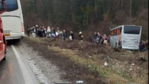 TEŠKA SAOBRAJNA NESREĆA U BUGARSKOJ: Povređeno desetoro putnika u sudaru turističkog autobusa sa kamionom (FOTO) TEŠKA SAOBRAJNA NESREĆA U BUGARSKOJ: Povređeno desetoro putnika u sudaru turističkog autobusa sa kamionom (FOTO)