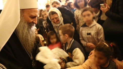 DIVAN GEST I VELIKA RADOST ZA MALIŠANE: Patrijarh Porfirije podelio paketiće deci bez roditeljskog staranja (FOTO)