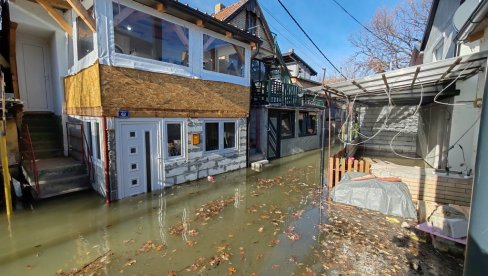 NOVOSADSKO VIKEND NASELJE KAMENJAR BRANI SE OD POPLAVE: Vikendaši podigli stvari i iselili se iz ugroženih objekata