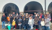 ДАРОВИ ЗА МНОГОДЕТНЕ И УГРОЖЕНЕ ПОРОДИЦЕ: Новогодишња традиција у Врању ДАРОВИ ЗА МНОГОДЕТНЕ И УГРОЖЕНЕ ПОРОДИЦЕ: Новогодишња традиција у Врању