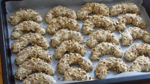 TRADICIONALNI SRPSKI KOLAČ - ORASNICE: Od 3 sastojka napravite najpoznatiju poslasticu TRADICIONALNI SRPSKI KOLAČ - ORASNICE: Od 3 sastojka napravite najpoznatiju poslasticu