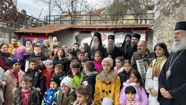 ПАТРИЈАРХ СРПСКИ ПОРФИРИЈЕ ПОСЕТИО ОРАХОВАЦ: Његову светост дочекала певачица Павлина Радовановић (ФОТО)