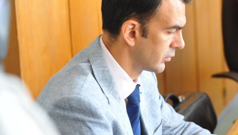 UHAPŠENA DVOJICA PIROMANA IZ NOVOG SADA: Osumnjičeni da su zapalili automobil predsednika Advokatske komore Vojvodine UHAPŠENA DVOJICA PIROMANA IZ NOVOG SADA: Osumnjičeni da su zapalili automobil predsednika Advokatske komore Vojvodine