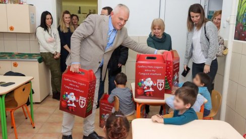 NOVOGODIŠNJI PAKETIĆI ZA DECU IZ ZVEČANSKE: Opština Vračar obradovala mališane