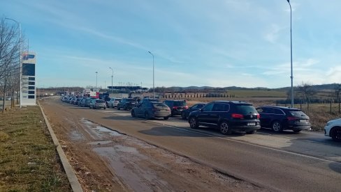 НА МЕРДАРУ СЕ ЧЕКА И ДУЖЕ ОД ПЕТ САТИ: И данас гужве на административним прелазима између Косова и Метохије и централне Србије НА МЕРДАРУ СЕ ЧЕКА И ДУЖЕ ОД ПЕТ САТИ: И данас гужве на административним прелазима између Косова и Метохије и централне Србије