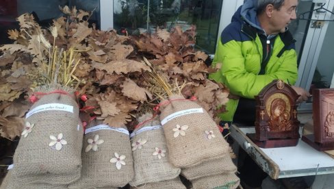 PŠENICA VEĆ OD 100, BADNJAK OD 200 DINARA: Božićne dekoracije na tezgama u Paraćinu