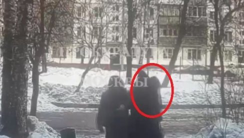 (УЗНЕМИРУЋИ ВИДЕО) Лопов отео торбу из руку пензионерке, паре потрошио на алкохол (УЗНЕМИРУЋИ ВИДЕО) Лопов отео торбу из руку пензионерке, паре потрошио на алкохол