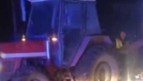 (УЗНЕМИРУЈУЋИ ВИДЕО) Тешка саобраћајка на Батајничком путу, аутомобил се закуцао у трактор, плуг прошао кроз шоферку (УЗНЕМИРУЈУЋИ ВИДЕО) Тешка саобраћајка на Батајничком путу, аутомобил се закуцао у трактор, плуг прошао кроз шоферку