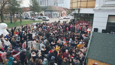 ПОДЕЉЕНО 1.000 ПАКЕТИЋА: „Божићна чаролија – време даривања“ у Кули