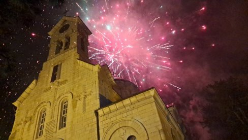 VELIČANSTVENI PRIZOR U NIKŠIĆU: Nalaganje badnjaka kod Saborne crkve Svetog Vasilija Ostroškog Čudotvorca (FOTO/VIDEO)