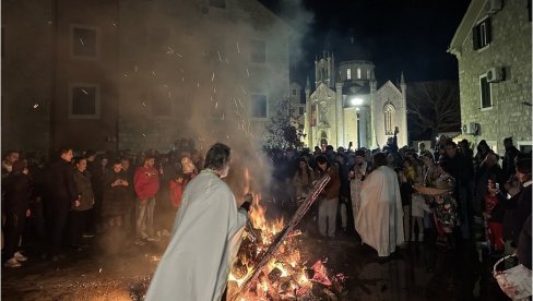 ХЕРЦЕГ НОВИ СЛАВИ: Уочи Божића бадњаци налагани у храмовима од Суторине до Луштице