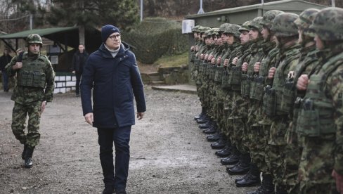 VUČEVIĆ NA BOŽIĆ U KOPNENOJ ZONI BEZBEDNOSTI: Obišao je pripadnike Vojske Srbije u bazi „Medevce“ VUČEVIĆ NA BOŽIĆ U KOPNENOJ ZONI BEZBEDNOSTI: Obišao je pripadnike Vojske Srbije u bazi „Medevce“