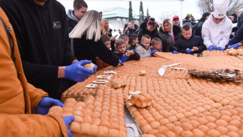 NAJLEPŠE SLIKE IZ SRBIJE DANAS ODLAZE U SVET: Više hiljada vernika na tradicionalnom lomljenju česnice ispred Hrama Svetog Save (FOTO)