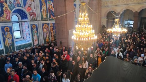 PRAZNICI OBELEŽENI “BOŽIĆNOM VARNICOM“: Svečana liturgija, pa lomljenje česnice u Paraćinu (FOTO)