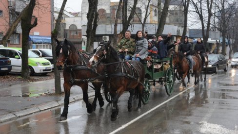 САЧУВАНА ЛЕПА ТРАДИЦИЈА: Божићни дефиле запрега и фијакера у Краљеву (ФОТО)