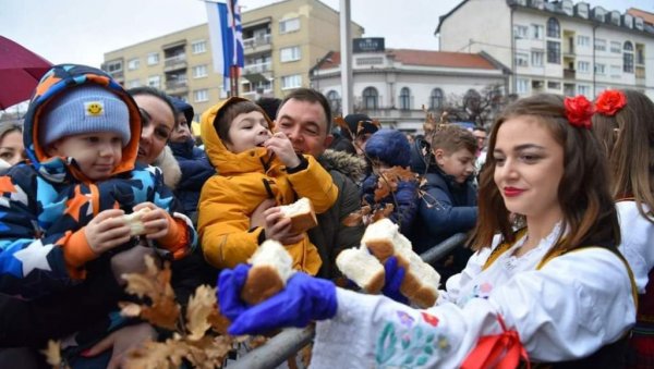 ПРАЗНИЧНО У БИЈЕЉИНИ: Чесница за Божић на тргу крила 33 златника