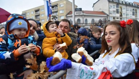 ПРАЗНИЧНО У БИЈЕЉИНИ: Чесница за Божић на тргу крила 33 златника