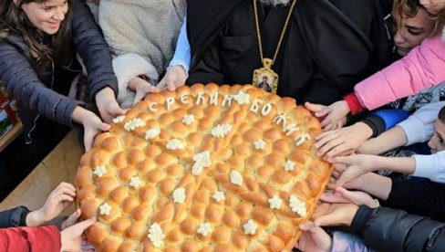 NASTAVLJENE BOŽIĆNE SVEČANOSTI U BERANAMA: Episkop Metodije lomio česnicu sa decom NASTAVLJENE BOŽIĆNE SVEČANOSTI U BERANAMA: Episkop Metodije lomio česnicu sa decom