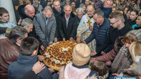 ГРАДОНАЧЕЛНИК ПРЕУЗЕО КУМСТВО: У Зрењанину уз ломљење чеснице и литургију обележен Божић (ФОТО)