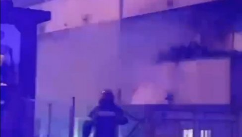 IZVUKLI ŽENU IZ PLAMENA: Detalji požara u Rakovici, vatrogasci razvalili vrata i spasli je (VIDEO) IZVUKLI ŽENU IZ PLAMENA: Detalji požara u Rakovici, vatrogasci razvalili vrata i spasli je (VIDEO)