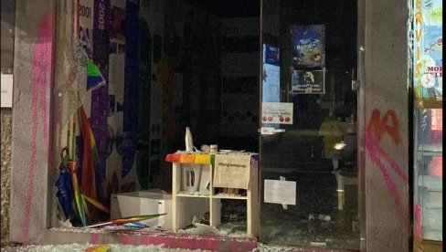 ДЕМОЛИРАН ПРАЈД ЦЕНТАР У БЕОГРАДУ: Објављен снимак напада, маскирани мушкарац шутира излог локала (ФОТО/ ВИДЕО) ДЕМОЛИРАН ПРАЈД ЦЕНТАР У БЕОГРАДУ: Објављен снимак напада, маскирани мушкарац шутира излог локала (ФОТО/ ВИДЕО)