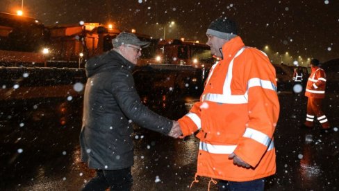 PROHODNI SVI DRŽAVNI PUTEVI Vesić saopštio: Posuto 320 tona soli, jutros nema problema PROHODNI SVI DRŽAVNI PUTEVI Vesić saopštio: Posuto 320 tona soli, jutros nema problema
